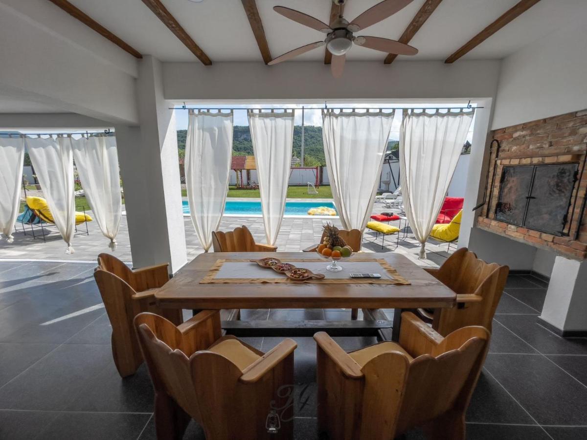 Family Estate Hadzalova Avlija Villa Bihać Eksteriør billede