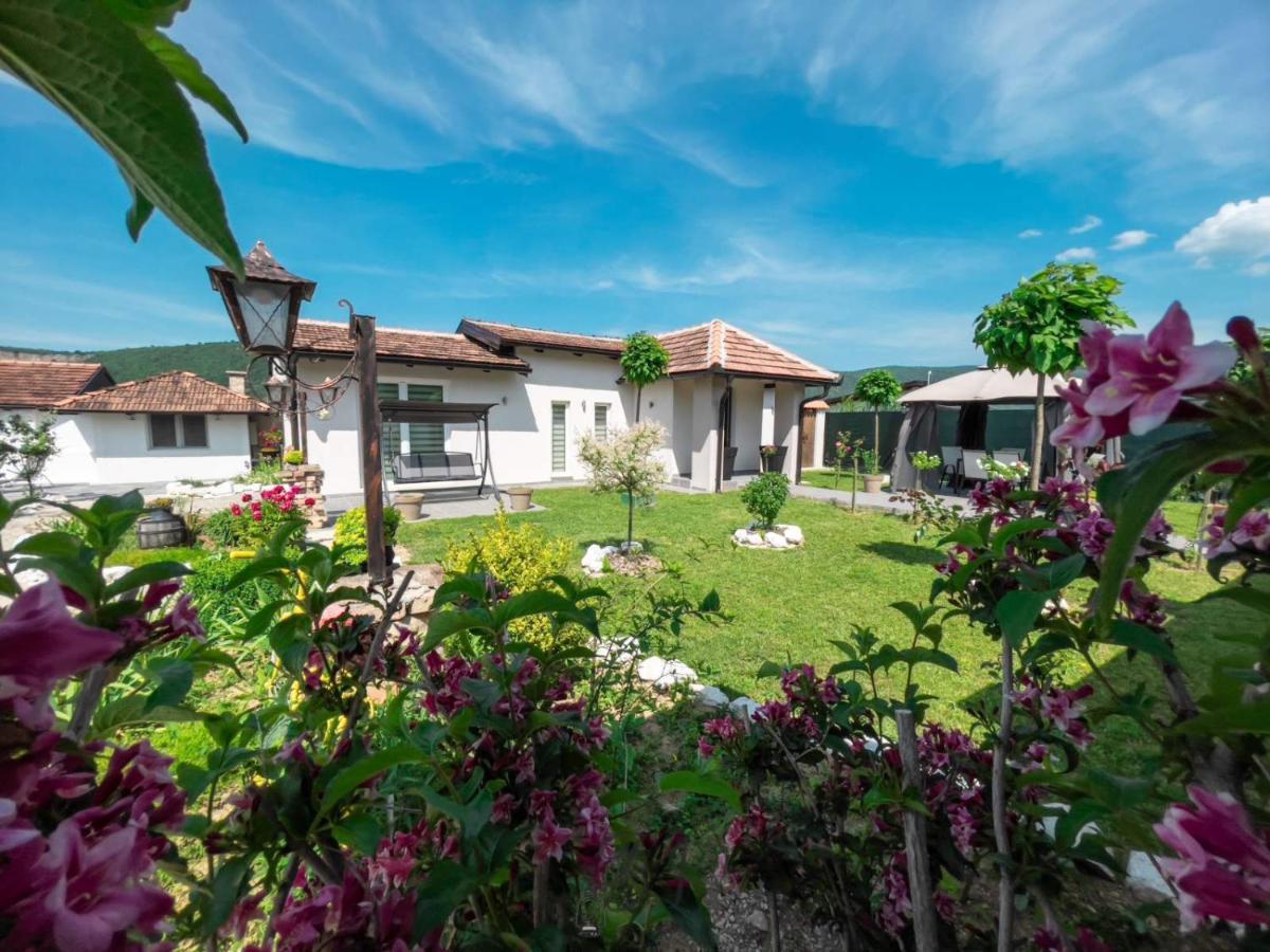 Family Estate Hadzalova Avlija Villa Bihać Eksteriør billede